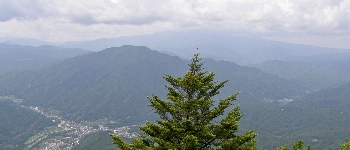 雲をかぶった御岳山